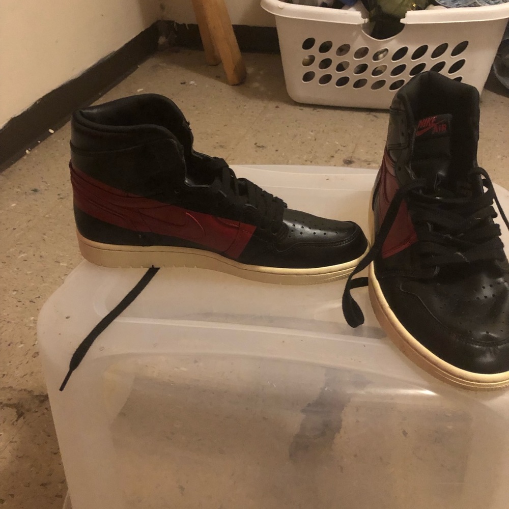 Tennis shoes